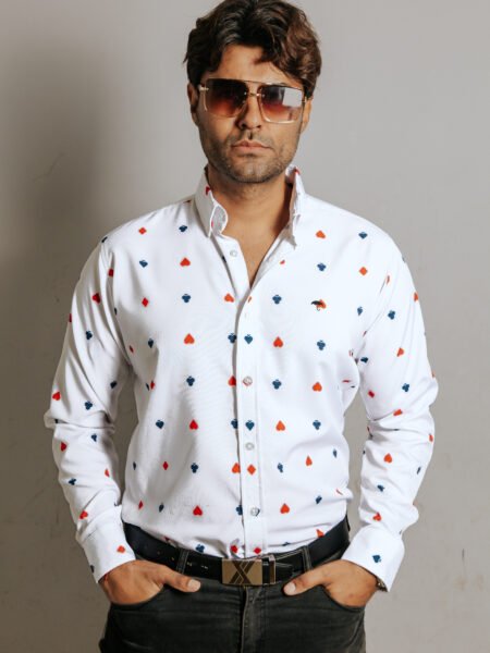 Camisa Hombre Casual Blanca Figuras Picas, Corazones 2