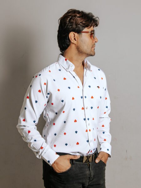 Camisa Hombre Casual Blanca Figuras Picas, Corazones